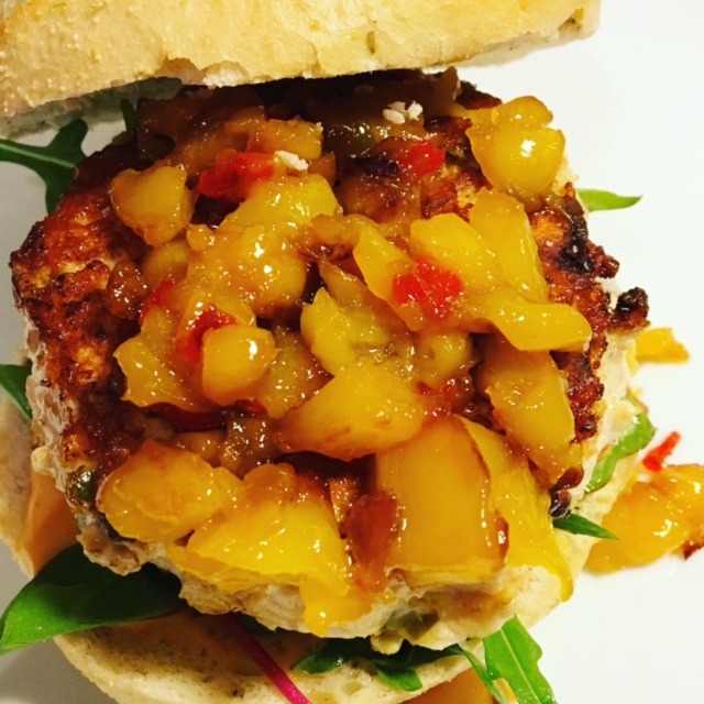 Spicy chickenburger met mangochutney & sriracha mayonaise