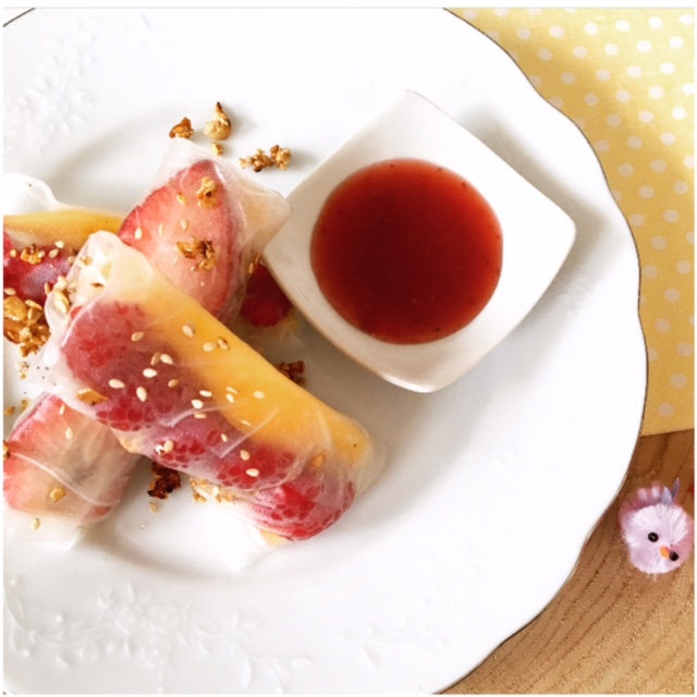 Sweet eggrolls with fresh fruit & crumble