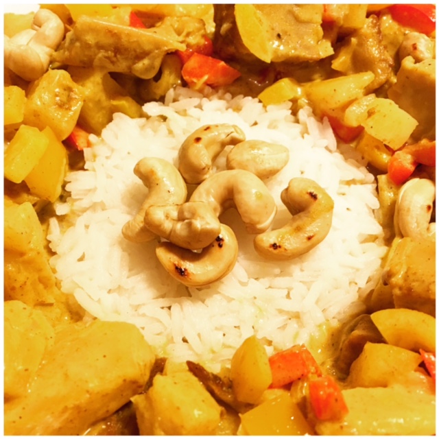 “Kip” kerriesaus met rijst (yellow “chicken” currysauce & rice)