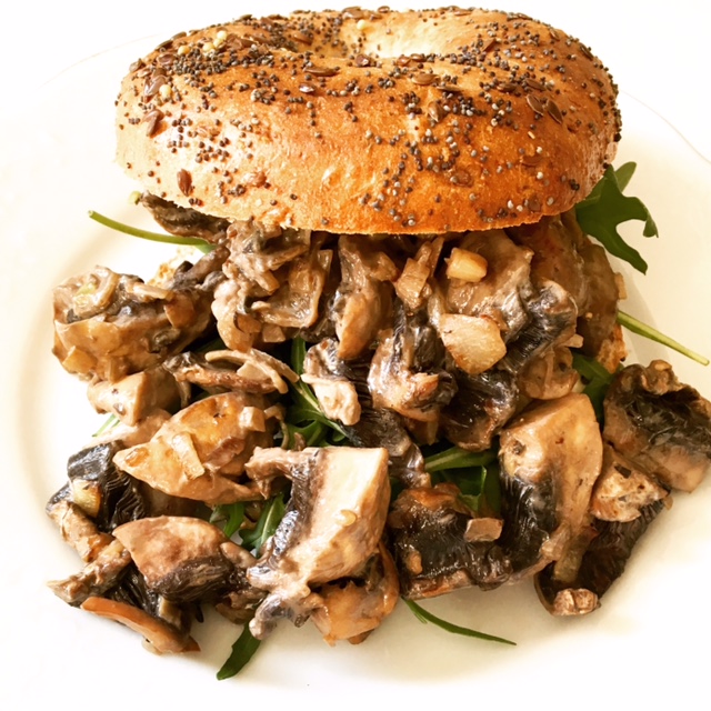 Bagel with creamy mushrooms