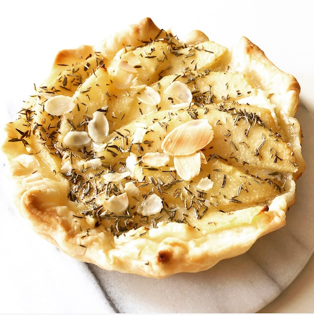 Pear goatcheese pie